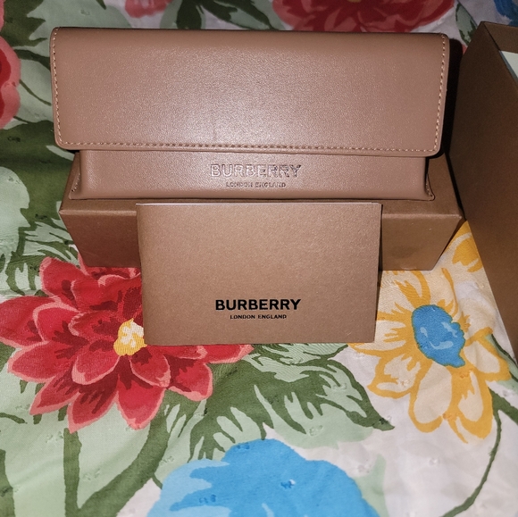 Burberry butterfly frame sunglasses - Picture 3 of 3